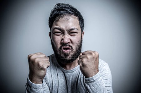 Foto de Hombre guapo asiático enojado sobre fondo blanco, Retrato de joven Estrés concepto masculino - Imagen libre de derechos