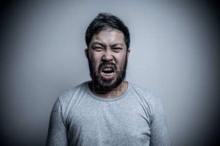 Foto de Hombre guapo asiático enojado sobre fondo blanco, Retrato de joven Estrés concepto masculino - Imagen libre de derechos