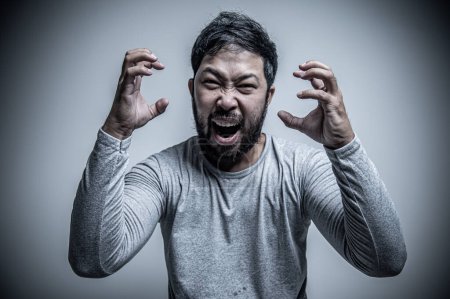 Téléchargez les photos : Asiatique bel homme en colère sur fond blanc, Portrait de jeune Stress concept masculin - en image libre de droit