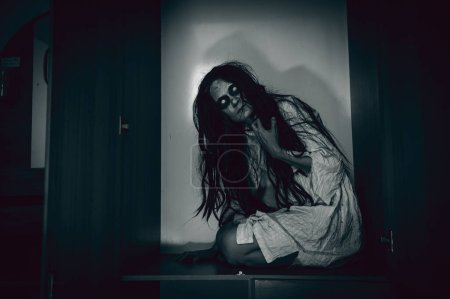 Porträt asiatischer Frauenschminke, Gruselige Horrorszene im Hintergrund, Konzept für das Halloween-Festival, Poster für Geisterfilme, wütender Geist in der Wohnung