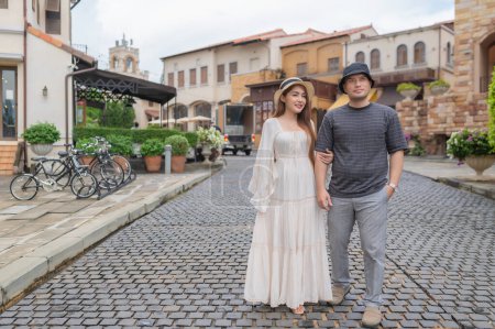 Téléchargez les photos : Happy Young asian couple travel at old town italy style,Honeymoon couples after marriage,Toursit concept - en image libre de droit