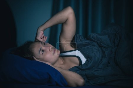 Téléchargez les photos : Asian women have a high concern that is why she can't sleep.Have stress from work - en image libre de droit