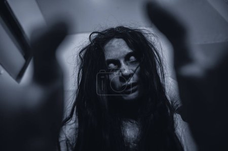 Foto de Retrato de mujer asiática conforman fantasma, Escena de terror aterrador para fondo, Concepto de festival de Halloween, Cartel de películas fantasma, espíritu enojado en el apartamento - Imagen libre de derechos