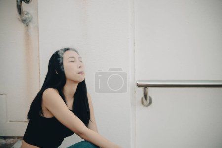 Foto de Mujer asiática triste de amor, Ella fumando porque el estrés de novio, Heartbreak concepto de mujer - Imagen libre de derechos
