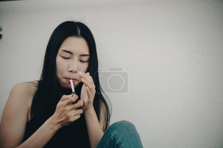 Téléchargez les photos : Femme asiatique triste de l'amour, Elle fume parce que le stress de petit ami, concept de femme Heartbreak - en image libre de droit