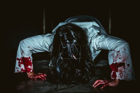 Foto de Retrato de mujer asiática conforman fantasma, Escena de terror aterrador para fondo, Concepto de festival de Halloween, Cartel de películas fantasma - Imagen libre de derechos
