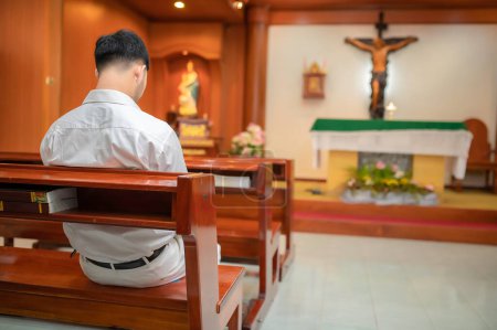 Téléchargez les photos : Christian man asking for blessings from God,Asian man praying to Jesus Christ - en image libre de droit