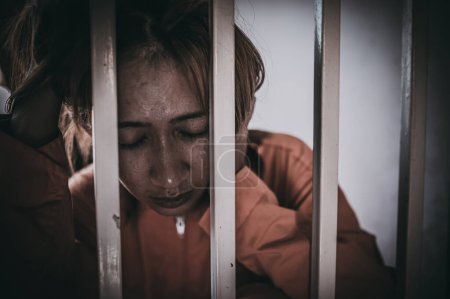 Foto de Manos de mujeres desesperadas por atrapar la prisión de hierro, el concepto de prisionero, la gente de Tailandia, la esperanza de ser libres, si la violación de la ley sería arrestado y encarcelado. - Imagen libre de derechos