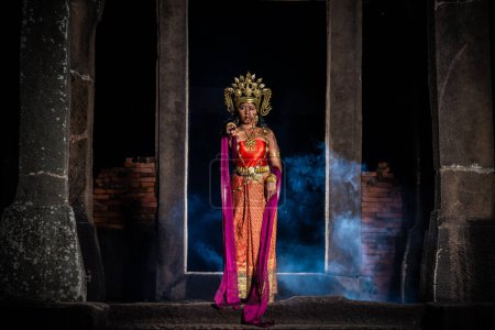 Foto de Retrato de mujer asiática usan estilo de vestido tailandés antiguo y maquillaje cara fantasma en los castillos viejos en la escena de la noche, Tailandia personas - Imagen libre de derechos
