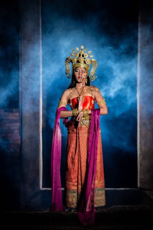 Foto de Retrato de mujer asiática usan estilo de vestido tailandés antiguo y maquillaje cara fantasma en los castillos viejos en la escena de la noche, Tailandia personas - Imagen libre de derechos