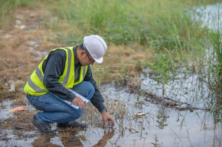 Umweltingenieure überprüfen die Wasserqualität, bringen Wasser zum Prüfen ins Labor, prüfen den Mineralgehalt in Wasser und Boden, prüfen Verunreinigungen in Wasserquellen.