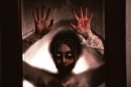 Foto de Concepto de festival de Halloween, mujer asiática maquillaje fantasma cara, novia zombie charactor, Papel pintado de película de horror o póster - Imagen libre de derechos