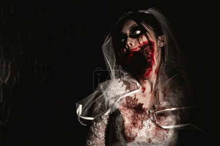 Téléchargez les photos : Halloween festival concept, Asiatique femme maquillage fantôme visage, Mariée zombie Xotor, Horreur film papier peint ou affiche - en image libre de droit