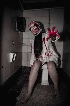 Foto de Retrato de mujer asiática conforman la cara fantasma, Escena de horror, Fondo de miedo, Cartel de Halloween - Imagen libre de derechos