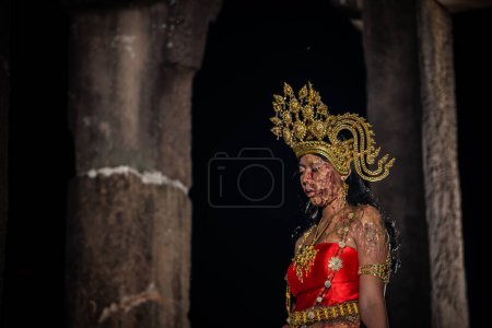 Téléchargez les photos : Portrait de femme asiatique porter le style de robe thaï antique et le visage fantôme de maquillage aux vieux châteaux la scène de nuit, Thaïlande personnes - en image libre de droit