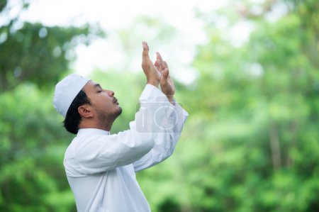 Foto de Islam asiático hombre oración, Jóvenes musulmanes rezando, Ramadán festival concepto - Imagen libre de derechos