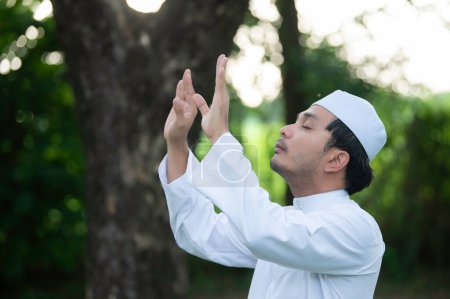 Foto de Islam asiático hombre oración, Jóvenes musulmanes rezando, Ramadán festival concepto - Imagen libre de derechos
