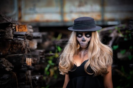 Téléchargez les photos : Portrait de femme maquiller visage fantôme, Mexique Citys Day of the Dead défilé le dimanche a honoré les personnes tuées dans deux tremblements de terre récents, Thaïlande peuple - en image libre de droit