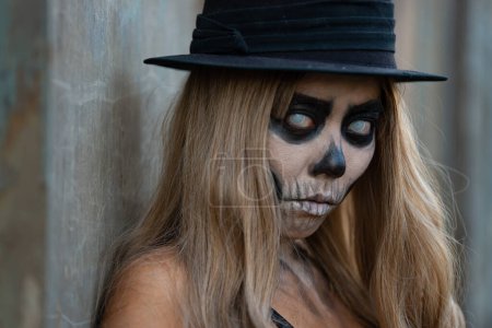 Téléchargez les photos : Portrait de femme maquiller visage fantôme, Mexique Citys Day of the Dead défilé le dimanche a honoré les personnes tuées dans deux tremblements de terre récents, Thaïlande peuple - en image libre de droit