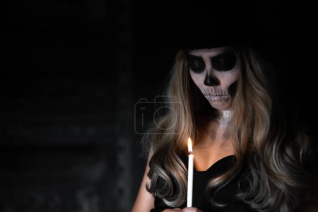Foto de Retrato de mujer maquillando cara de fantasma, México City Day of the Dead desfile el domingo honró a los muertos en dos terremotos recientes, gente de Tailandia, enciende una vela para conmemorar a la gente. - Imagen libre de derechos