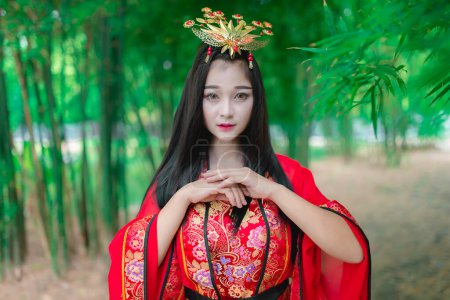 Téléchargez les photos : Portrait de belle femme asiatique porter le style vestimentaire chinois antique à la forêt de bambous, Thaïlande, scène de film chinois - en image libre de droit
