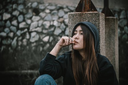Téléchargez les photos : Portrait de toxicomane drogue asiatique femme, alcoolique femme concept - en image libre de droit