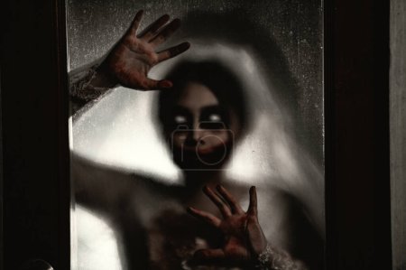 Foto de Concepto de festival de Halloween, Silueta mujer asiática maquillaje fantasma cara, Novia zombie charactor, Papel pintado de película de horror o póster - Imagen libre de derechos