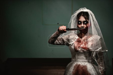 Téléchargez les photos : Halloween festival concept, silhouette asiatique femme maquillage fantôme visage, mariée zombie Xotor, Horreur film papier peint ou affiche - en image libre de droit