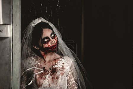 Téléchargez les photos : Halloween festival concept, silhouette asiatique femme maquillage fantôme visage, mariée zombie Xotor, Horreur film papier peint ou affiche - en image libre de droit