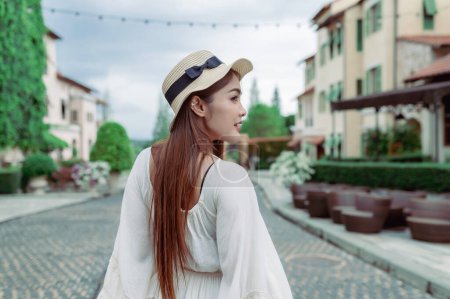 Foto de Mujer asiática viajando en el casco antiguo estilo italia, Solo viaje, Estilo de vida de chica soltera, Vista montaña con niebla - Imagen libre de derechos