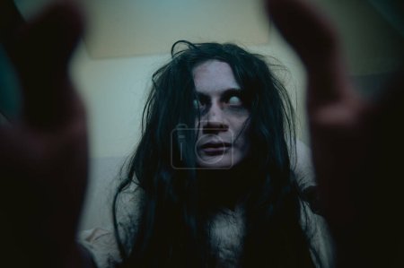Téléchargez les photos : Portrait de femme asiatique maquillage fantôme, Scène d'horreur effrayant pour arrière-plan, concept de festival Halloween, Affiche de films fantômes, esprit en colère dans l'appartement - en image libre de droit