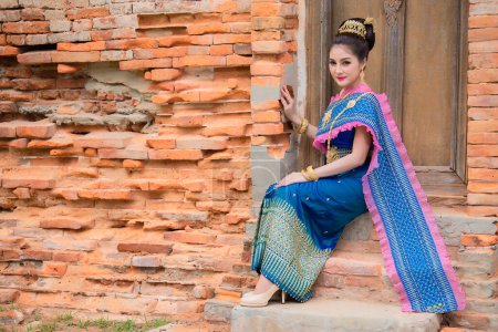 Téléchargez les photos : Portrait de femme asiatique porter l'ancien style de robe thaï, Thaïlande peuple robe traditionnelle thaïlandaise payer le respect - en image libre de droit