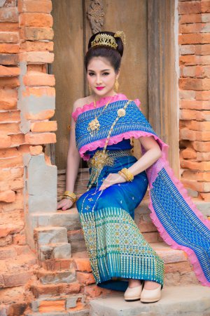 Téléchargez les photos : Portrait de femme asiatique porter l'ancien style de robe thaï, Thaïlande peuple robe traditionnelle thaïlandaise payer le respect - en image libre de droit