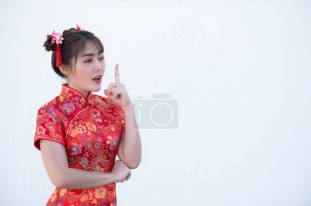 Téléchargez les photos : Portrait belle femme asiatique en robe Cheongsam sur fond blanc, Thaïlande, Happy concept de nouvelle année chinoise, Happy Asian Lady en robe traditionnelle chinoise - en image libre de droit