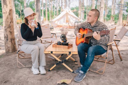 Téléchargez les photos : Couple camping in the forest on the mountain,Winter adventure activities - en image libre de droit