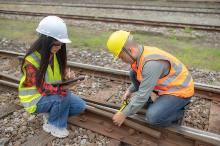 Téléchargez les photos : Deux ingénieurs travaillant à la gare, Travailler ensemble heureux, Aider les uns les autres analyser le problème, Consulter sur les lignes directrices de développement - en image libre de droit