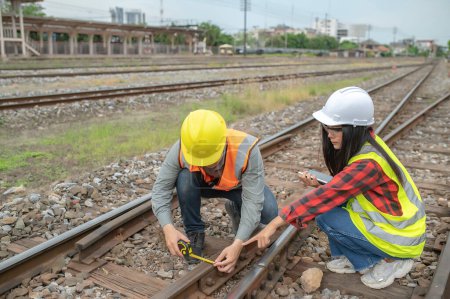 Téléchargez les photos : Deux ingénieurs travaillant à la gare, Travailler ensemble heureux, Aider les uns les autres analyser le problème, Consulter sur les lignes directrices de développement - en image libre de droit