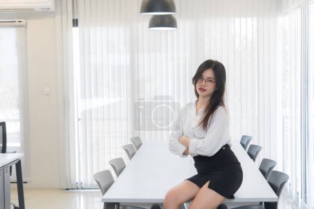 Téléchargez les photos : Secrétaire belle fille sur le bureau dans le bureau de la société. - en image libre de droit