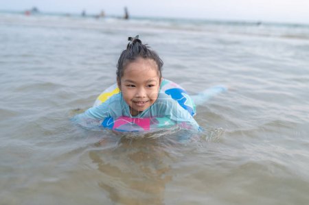 Téléchargez les photos : Asian girl play sea with fun,Summer time with family,Children's semester break activities - en image libre de droit