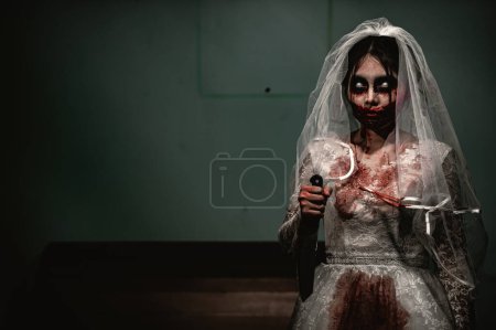 Foto de Concepto de festival de Halloween, Silueta mujer asiática maquillaje fantasma cara, Novia zombie charactor, Papel pintado de película de horror o póster - Imagen libre de derechos