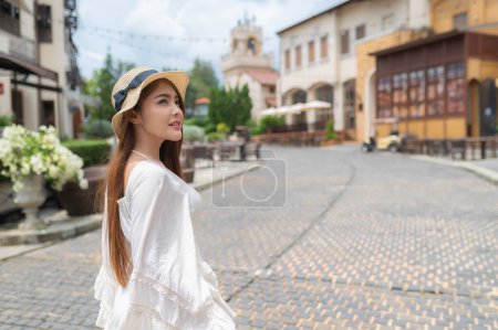 Téléchargez les photos : Asian woman traveling at the old town italy style,Alone travel,Lifestyle of single girl - en image libre de droit