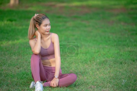 Téléchargez les photos : Asiatique belle femme mince au parc, Jeune fille aime l'exercice sain, Adolescent vêtements de sport - en image libre de droit