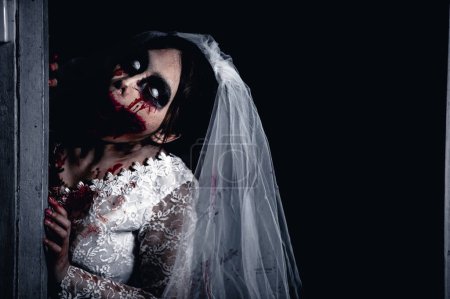 Téléchargez les photos : Halloween festival concept, Asiatique femme maquillage fantôme visage, Mariée zombie Xotor, Horreur film papier peint ou affiche - en image libre de droit
