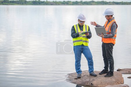 Foto de Environmental engineers inspect water quality,Bring water to the lab for testing,Check the mineral content in water and soil,Consultation to solve the problem of chemical contaminated water sources - Imagen libre de derechos