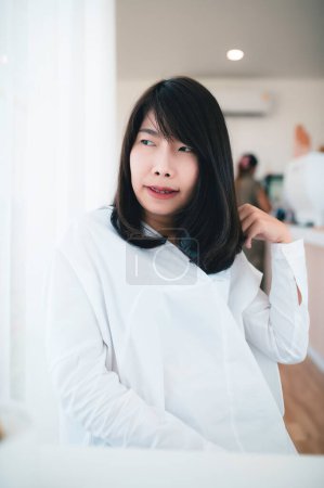 Téléchargez les photos : Portrait de jeune belle femme asiatique dans le café - en image libre de droit