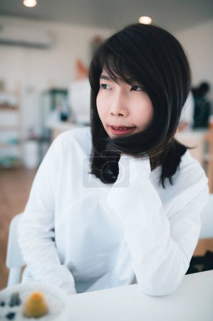 Téléchargez les photos : Portrait de jeune belle femme asiatique dans le café - en image libre de droit