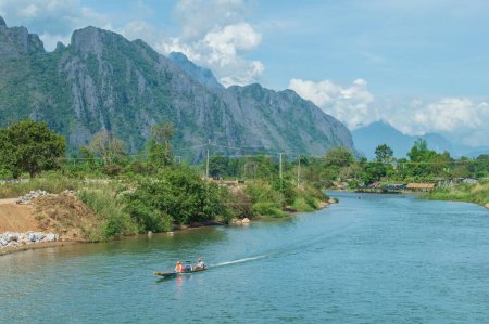 Foto de Vangvieng at lao,landmark of laos,Many natural attractions and adventure activities - Imagen libre de derechos
