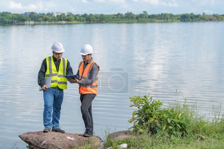 Téléchargez les photos : Environmental engineers inspect water quality,Bring water to the lab for testing,Check the mineral content in water and soil,Consultation to solve the problem of chemical contaminated water sources - en image libre de droit