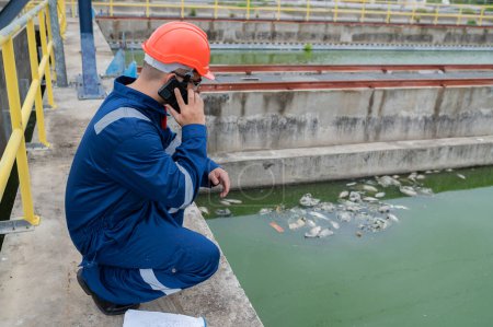 Téléchargez les photos : Water plant maintenance technicians, mechanical engineers check the control system at the water treatment plant. - en image libre de droit