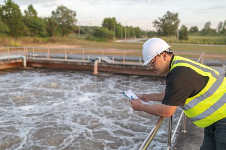 Foto de Ingenieros ambientales trabajan en plantas de tratamiento de aguas residuales, ingeniería de suministro de agua trabajando en planta de reciclaje de agua para su reutilización - Imagen libre de derechos
